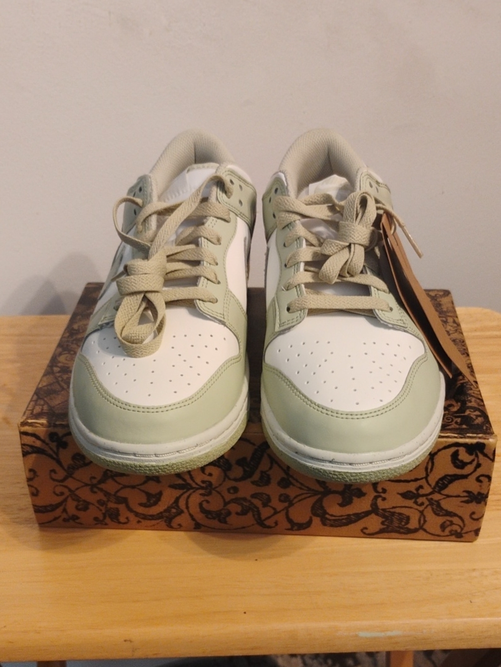 Nike Womens Low-Top Sneakers in White and Light Green Size 9.5